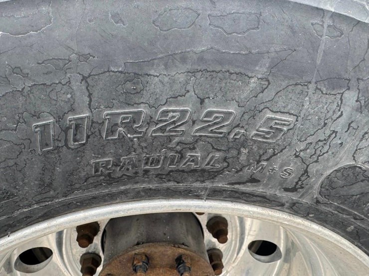 2017-peterbilt-567-image-22