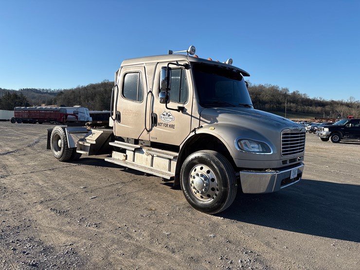 2010-freightliner-m2-106-image-1