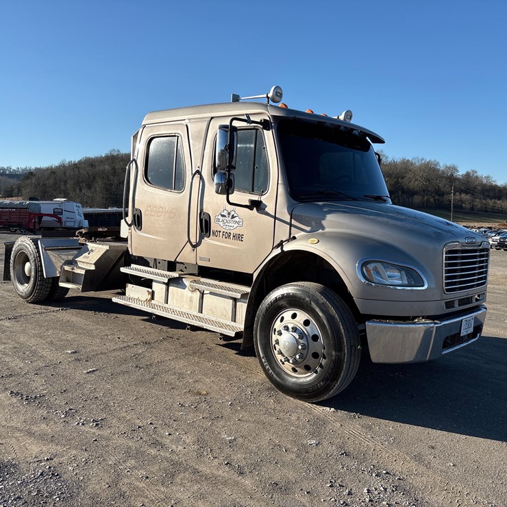 2010 FREIGHTLINER M2 106