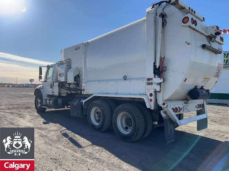 2016-freightliner-m2-106-image-3