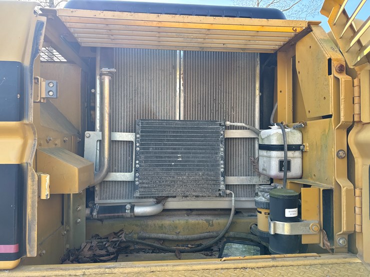 caterpillar-322-image-26