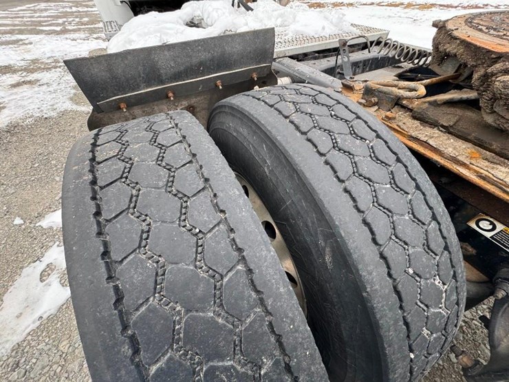 2017-peterbilt-567-image-19