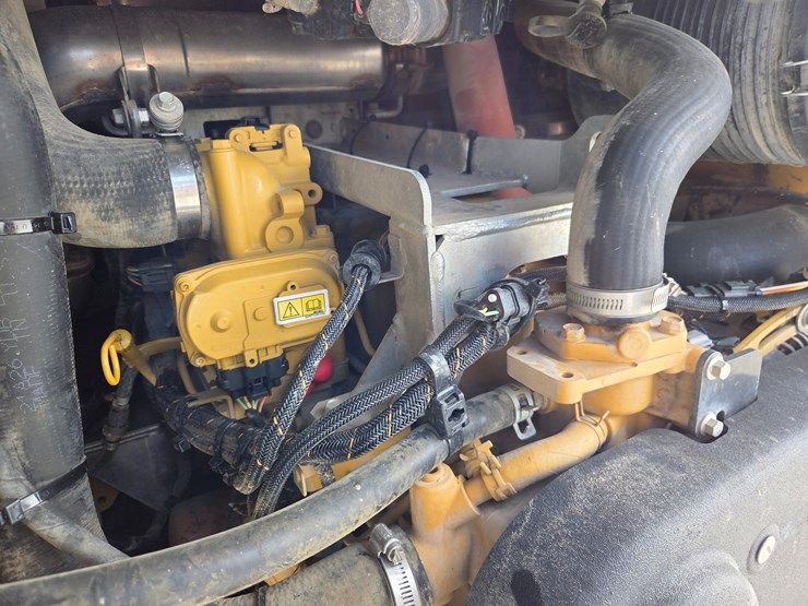 2021-caterpillar-299d3-image-32