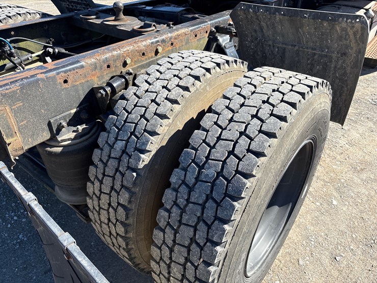 2006-freightliner-m2-106-image-13