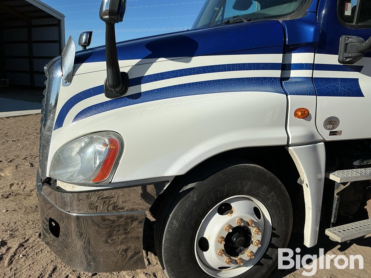 2012-freightliner-cascadia-125-image-13