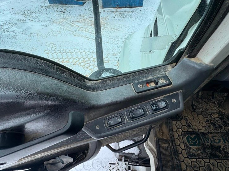 2018-mack-cxu613-day-cab-image-11