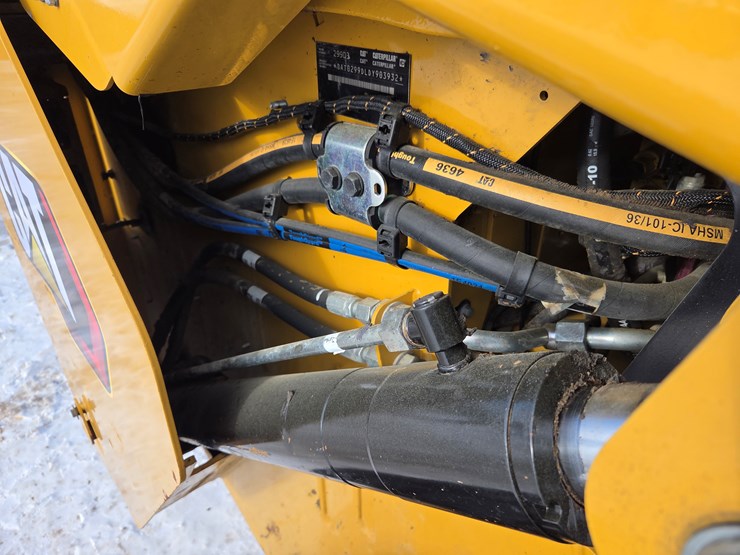 2021-caterpillar-299d3-image-21