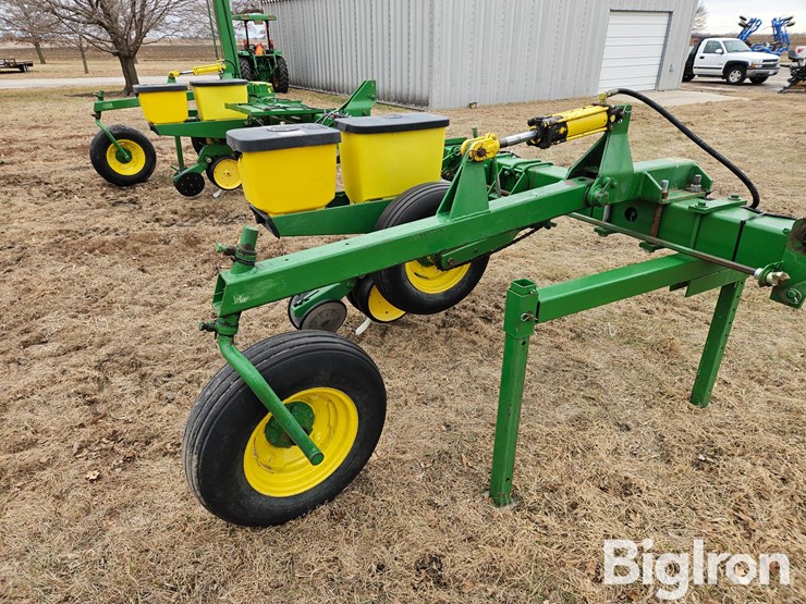 john-deere-3-pt-4/6-row-male-corn-planter-image-15