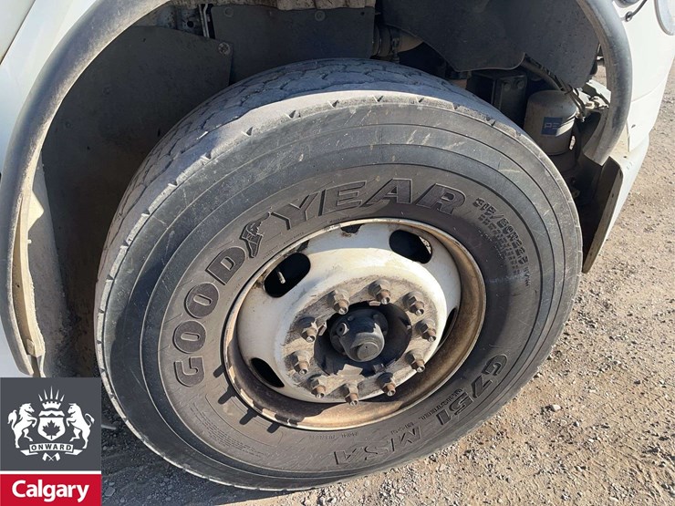 2016-freightliner-m2-106-image-12