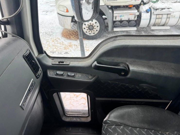 2018-mack-cxu613-day-cab-image-14