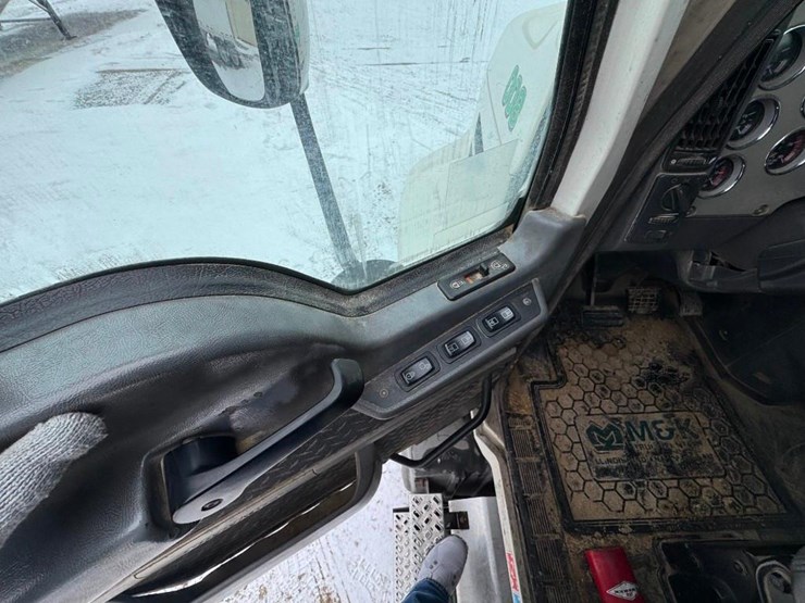 2018-mack-cxu613-day-cab-image-12