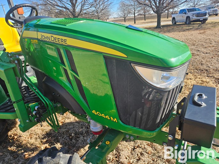 2015-john-deere-4044m-image-9