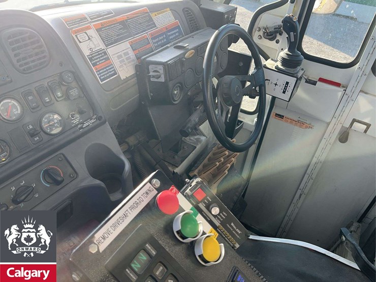 2016-freightliner-m2-106-image-18