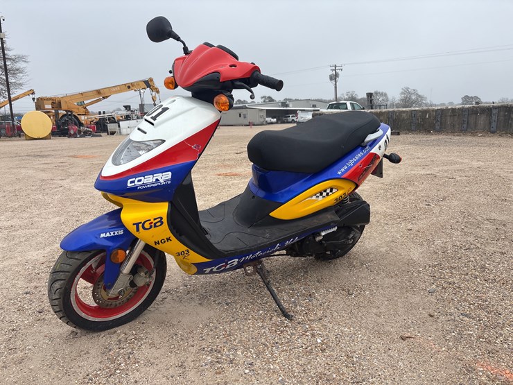 #1802-•-tgb-scooter,-red-and-white-|-for-parts/repairs-|-no-title-image-1