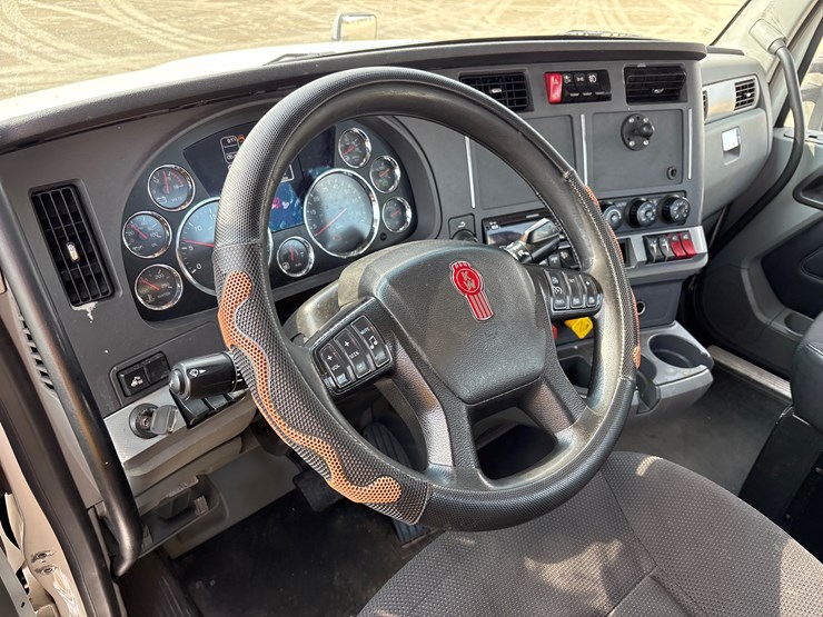 2020-kenworth-t680-image-7