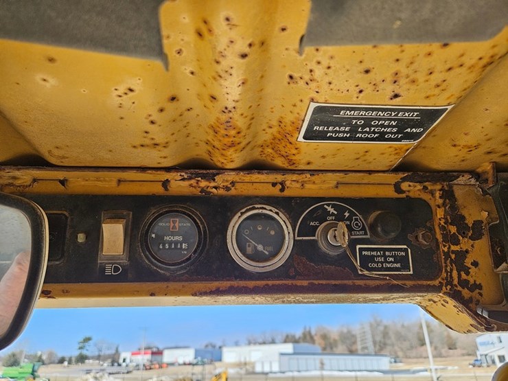 new-holland-l555-image-12