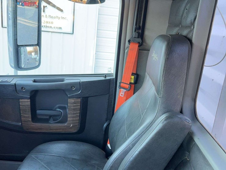 2015-freightliner-122sd-image-17