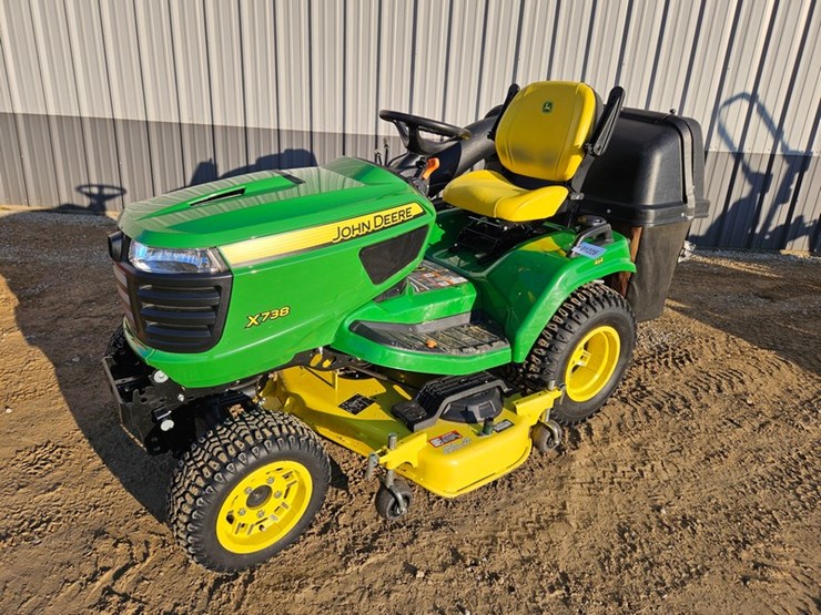 2019-john-deere-x738-image-1