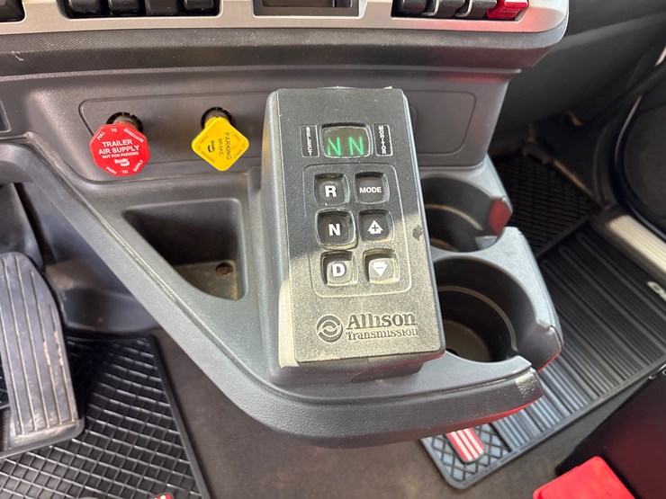 2023-kenworth-t880-image-10