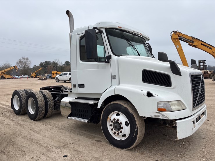 #213-•-2015-volvo-vnm-truck-tractor-image-2