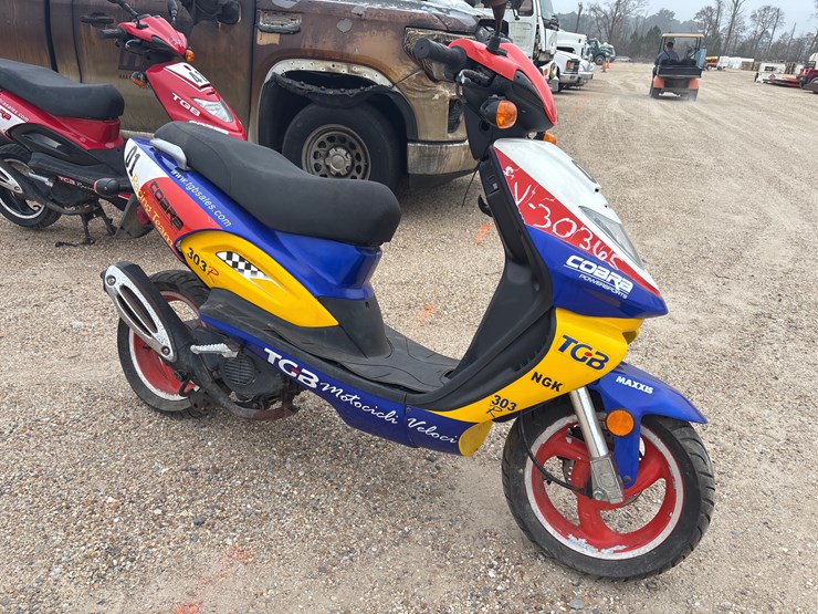 #1802-•-tgb-scooter,-red-and-white-|-for-parts/repairs-|-no-title-image-2