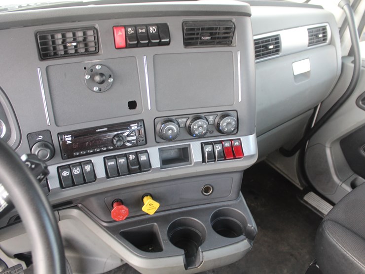 2020-kenworth-t680-image-9