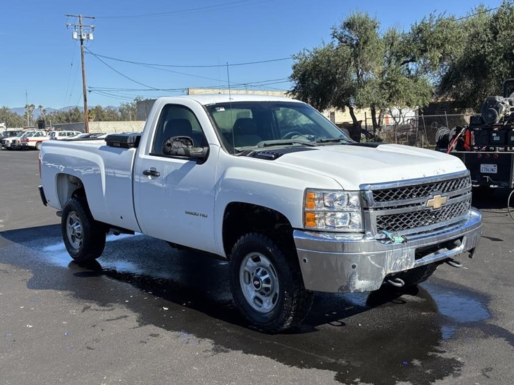 2011-chevrolet-2500hd-image-2