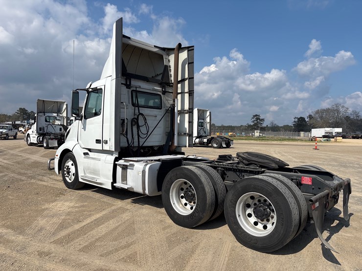 #212-•-2020-volvo-truck-tractor-image-4