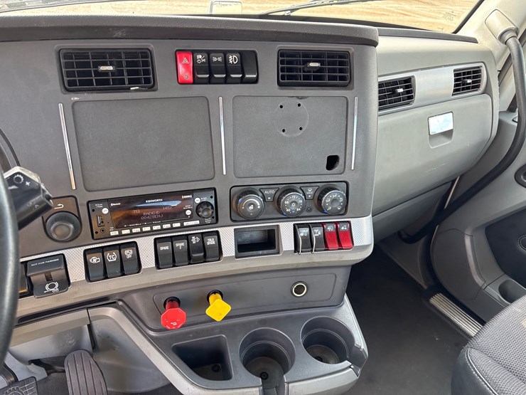 2020-kenworth-t680-image-8