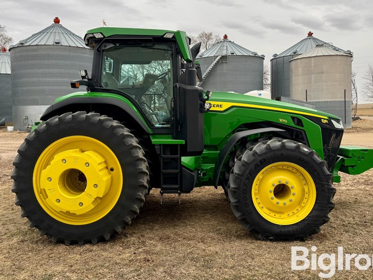 2021-john-deere-8r-370-image-4