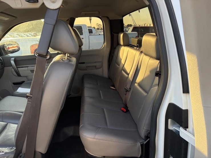 2013-chevrolet-2500-image-16