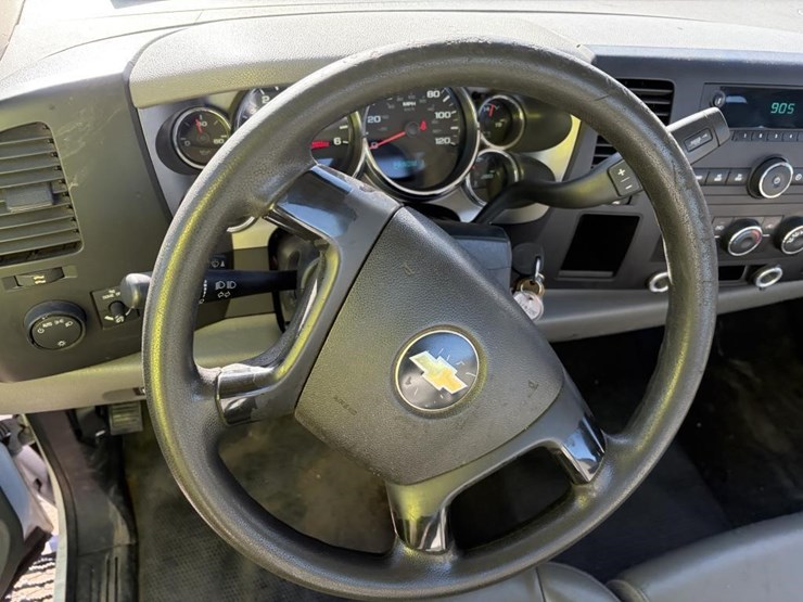 2011-chevrolet-3500-image-12