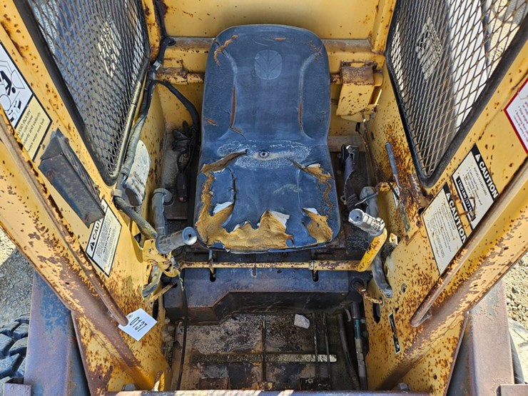 new-holland-l555-image-9