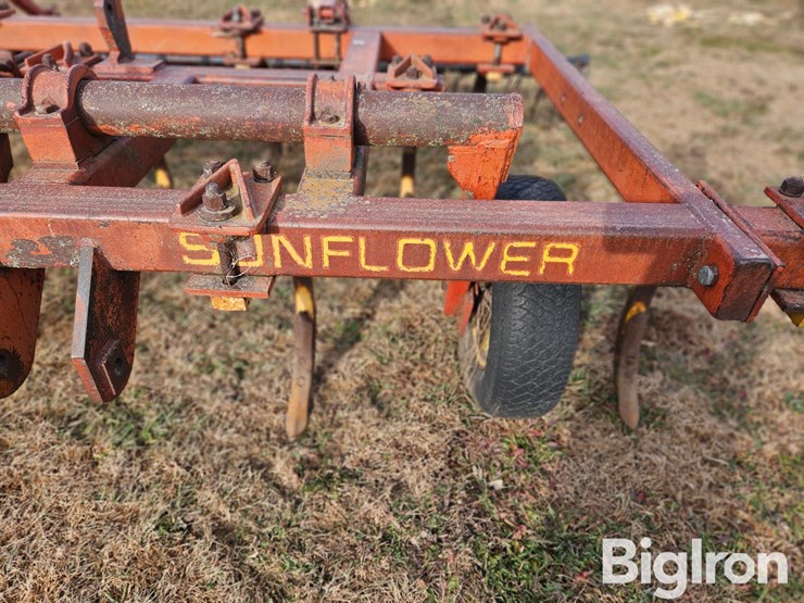 sunflower-12-shank-chisel-plow-image-10