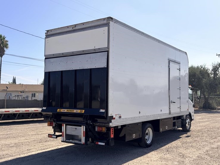 2017-isuzu-nrr-image-3