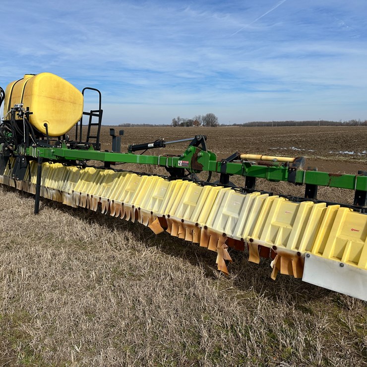 #39194 • Willmar Fab 640 40' 300gal Redball-Hooded Sprayer