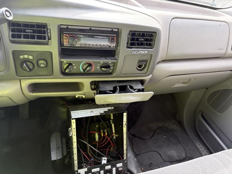 2000-ford-excursion-image-16