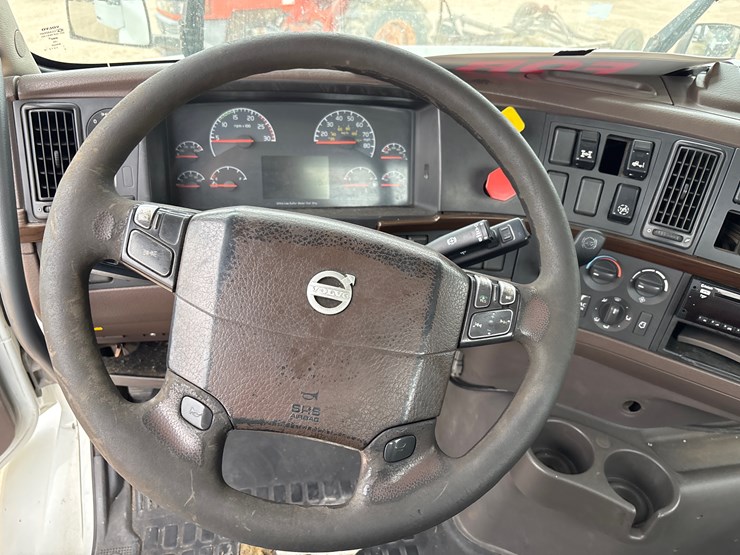 #213-•-2015-volvo-vnm-truck-tractor-image-12