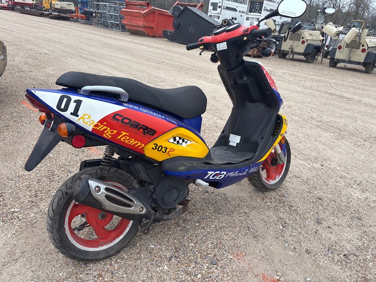 #1802-•-tgb-scooter,-red-and-white-|-for-parts/repairs-|-no-title-image-5