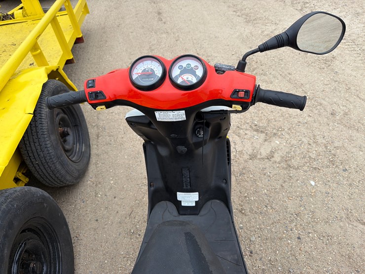 #1802-•-tgb-scooter,-red-and-white-|-for-parts/repairs-|-no-title-image-9