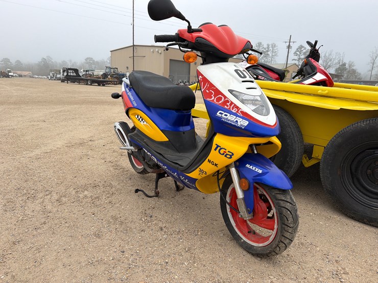 #1802-•-tgb-scooter,-red-and-white-|-for-parts/repairs-|-no-title-image-3