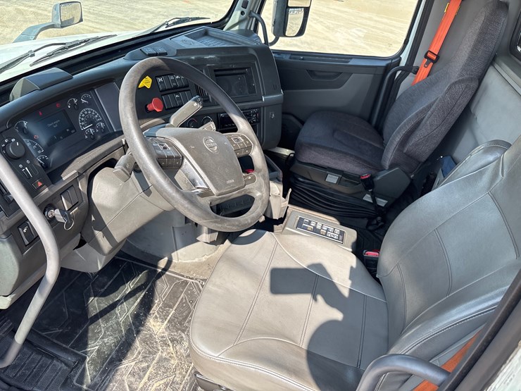 #212-•-2020-volvo-truck-tractor-image-8