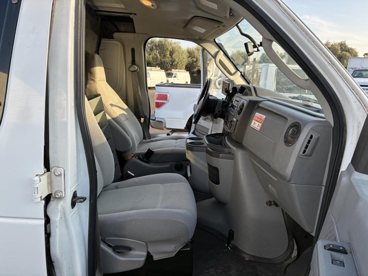 2010-ford-e350-image-10