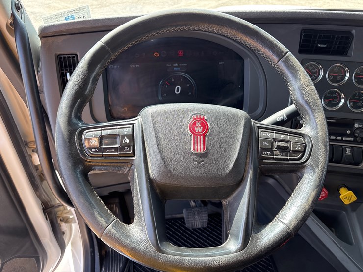 2023-kenworth-t880-image-12