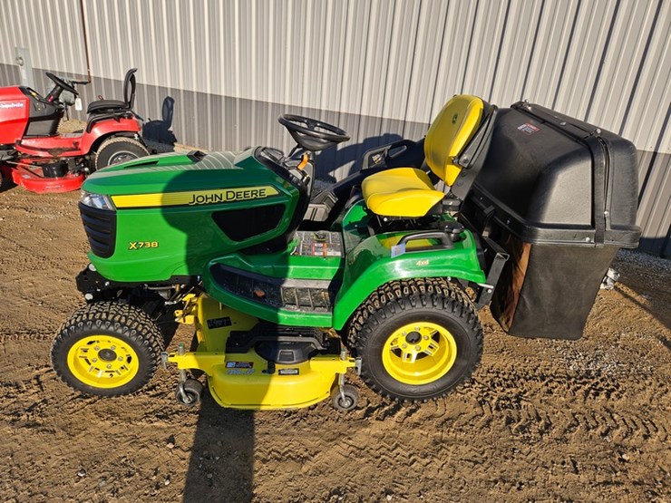 2019-john-deere-x738-image-2