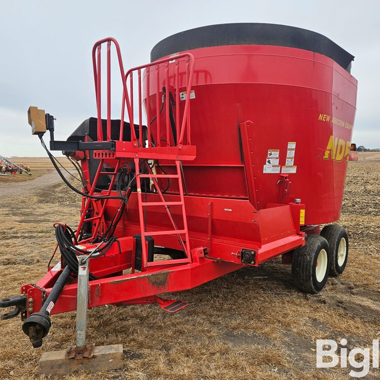 New Direction 804 Series 4 Vertical Feed Mixer Wagon W/Scale