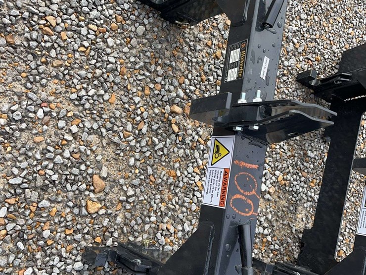 class-1-tractors-quick-hitch-image-3