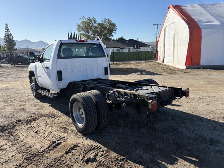 2011-chevrolet-3500-image-4