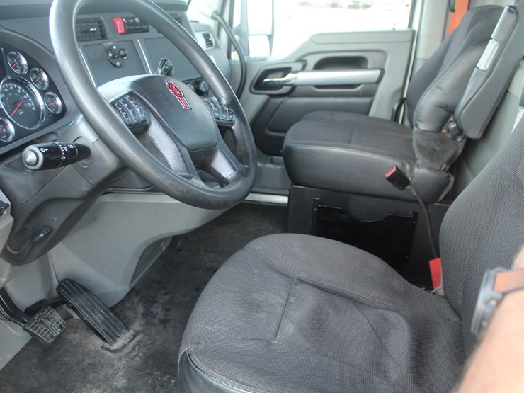 2020-kenworth-t680-image-8