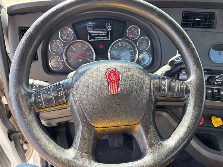 2020-kenworth-t680-image-11